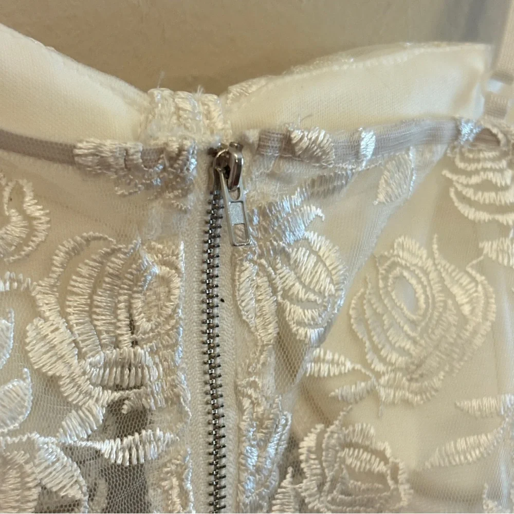 4/$20➡️  Sheer White Floral Lace Bustier with Zip Back – Size Large 20" PTP EUC - Picture 11 of 13